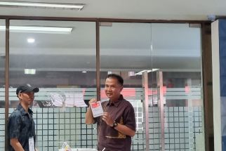 Bey Machmudin Enggan Dapat Prioritas Memilih, Ikut Mengantre Bareng Warga di TPS 15 Kacapiring - JPNN.com Jabar