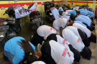 Menang Hitung Cepat, Sukarelawan Prabowo-Gibran di Surabaya Sujud Syukur - JPNN.com Jatim