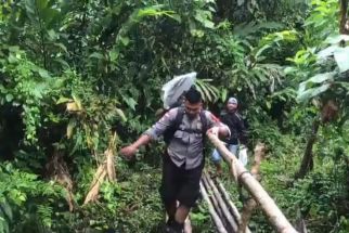 Cerita Anggota Polri di Kepulauan Nias: Berjalan 8 KM dan Menerobos Hutan untuk Mengantar Logistik Pemilu - JPNN.com Sumut