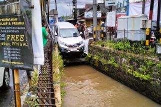 Kurang Konsentrasi, Mobil Ini Nyaris Tercebur ke Selokan Mataram  - JPNN.com Jogja