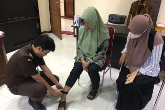 Cegah Tahanan Kota Mangkir, Kejari Tulungagung Pasang Gelang Pengawas di Kaki - JPNN.com Jatim