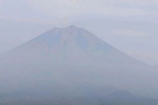 Erupsi Gunung Semeru Semburkan Abu Vulkanik Setinggi 400 Meter - JPNN.com Jatim