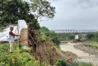 Pemkab Bekasi Siap Relokasi Rumah Korban Longsor di Aliran Sungai Cipamingkis - JPNN.com Jabar
