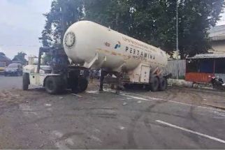 Truk Tangki Terguling di Bypass Mojokerto Hantam Pikap dan Motor, 3 Orang Terluka - JPNN.com Jatim