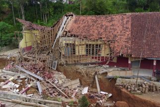Puluhan Rumah di Rongga Bandung Barat Terancam Roboh Akibat Tanah Longsor - JPNN.com Jabar