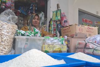 Harga Beras di Pasar Johar Semarang Hanya Turun Rp 500 - JPNN.com Jateng