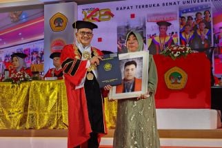 Momen Haru Tumini Wakili Anaknya dalam Wisuda Untag Surabaya - JPNN.com Jatim