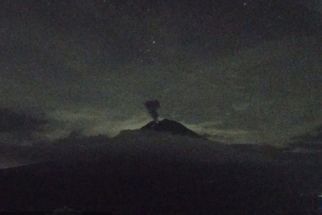 Setelah Banjir Lahar Dingin, Gunung Semeru Semburkan Abu Vulkanik 800 Meter  - JPNN.com Jatim