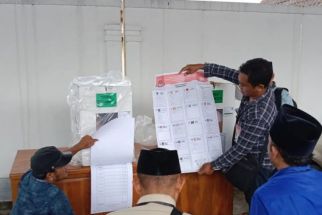 KPU Bangkalan Temukan Kertas Plano Kosong di 6 TPS, Penghitungan Ulang Dilakukan - JPNN.com Jatim