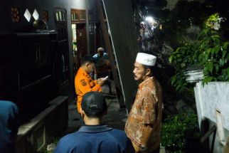 Plengsengan Sungai Roboh, 7 Rumah di Tembok Dukuh Surabaya Rusak  - JPNN.com Jatim