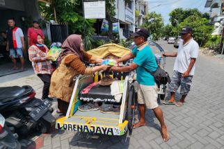 Belasan Tukang Becak di Surabaya Semringah Dapat Beras Gratis - JPNN.com Jatim