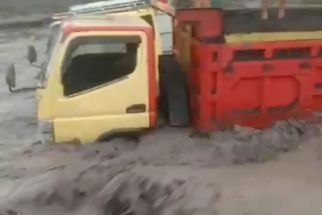 Lagi, 6 Truk Penambang Pasir Terjebak Banjir Lahar Dingin Gunung Semeru - JPNN.com Jatim