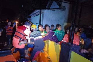 Terandam Banjir Setinggi 1 Meter, Puluhan Warga Probolinggo Dievakuasi - JPNN.com Jatim