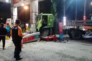 Dump Truk Tabrak SPBU di Perak Barat Surabaya, Begini Kronologinya - JPNN.com Jatim