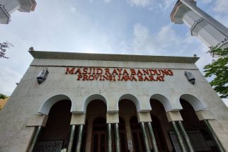 Masjid Raya Bandung Lakukan Persiapan Sambut Jemaah Salat Tarawih Perdana - JPNN.com Jabar
