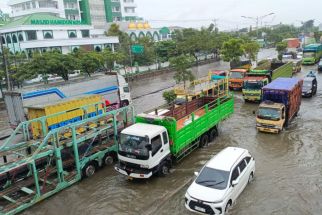Jalan Pantura Semarang di Kaligawe Dilanda Banjir - JPNN.com Jateng