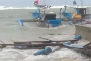 100 Perahu Nelayan di Pantai Ujunggenteng Sukabumi Rusak Berat Gegara Diterjang Banjir Rob - JPNN.com Jabar