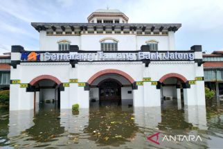 Banjir Terjang Stasiun Semarang Tawang, Penumpang Dialihkan ke Poncol - JPNN.com Jateng