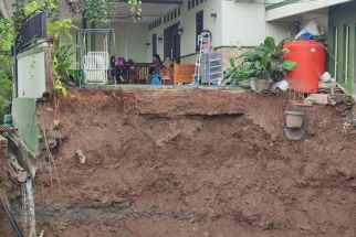 Hujan Lebat, Jalan di Perumahan Permata Puri Semarang Ambles - JPNN.com Jateng