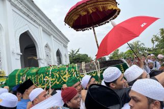 Ribuan Pelayat Iringi Pemakaman Habib Hasan bin Ja’far Assegaf - JPNN.com Jabar