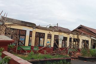 Diguyur Hujan Deras, Atap di Dua Ruangan Kelas SDN Kedaung Depok Ambruk - JPNN.com Jabar