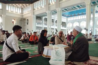 Awal Puasa 2024, Masjid Al Akbar Surabaya Layani 5 Orang Ikrar Mualaf - JPNN.com Jatim