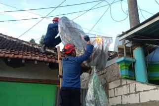 Balon Udara Jatuh Bakar Atap Rumah di Trenggalek, Warga Panik - JPNN.com Jatim