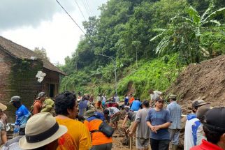 Tanah Longsor di Desa Rahtawu Kudus, Akses Jalan Tertutup, Dua Rumah Terdampak - JPNN.com Jateng