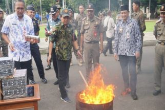 20 Ribu Batang Rokok Ilegal Dimusnahkan di Pekalongan - JPNN.com Jateng