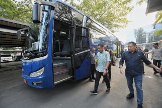 Uji Coba Larangan Pegawai Pemprov Jabar Bawa Kendaraan, Bey Machmudin Ngantor Naik Bus - JPNN.com Jabar