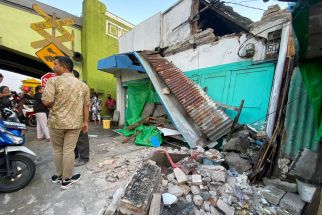 Detik-Detik Rumah Penjual Takjil Roboh di Surabaya Imbas Gempa Susulan - JPNN.com Jatim