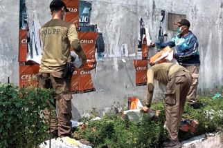 Satpol PP Surabaya Bersihkan 119 Pedestrian dari Berbagai Jenis Reklame Liar - JPNN.com Jatim