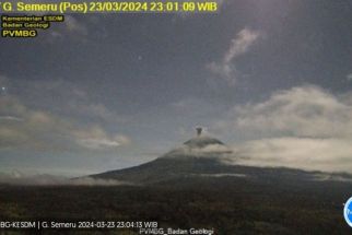 Gunung Semeru Erupsi Lagi, Letusannya 1,2 Kilometer - JPNN.com Jatim