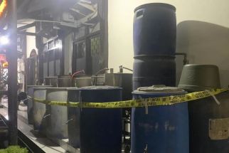 Polres Malang Bongkar Pabrik Miras Ilegal, Sejumlah Drum 250 Liter Disita - JPNN.com Jatim