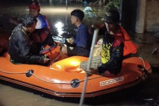 Banjir di Pasir Putih, Tim Gabungan Evakuasi 5 Warga yang Terjebak di Rumahnya - JPNN.com Jabar