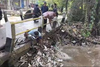 Gunungan Sampah di TPA Cipayung Sumbat Kali Pesanggrahan, Warga di 2 RT Kota Depok Diterjang Banjir - JPNN.com Jabar