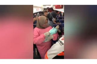 Detik-Detik Ibu Asal Bangkalan Melahirkan di Dalam Bus Saat Perjalanan Mudik  - JPNN.com Jatim