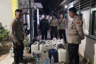 Polisi Gerebek Penyimpanan Miras di Rumah Warga Situbondo, 1 Orang Ditangkap - JPNN.com Jatim
