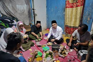 Penuh Haru! Sendi Fardiansyah Ajak Istri Sahur di Rumah Warga Miskin - JPNN.com Jabar