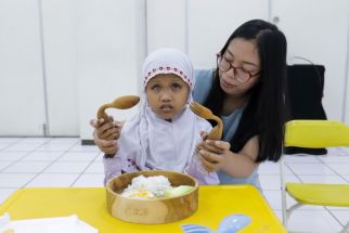 Mahasiswa Ubaya Buat Set Alat Makan Tuk Disabilitas Netra Dilengkapi Huruf Braille - JPNN.com Jatim