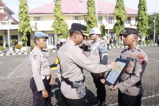 Terlibat Kasus Narkoba dan Desersi, 3 Anggota Polisi di Situbondo Dipecat - JPNN.com Jatim