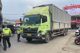 Membandel, Truk Sumbu 3 Diminta Putar Balik di GT Padalarang - JPNN.com Jabar