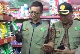 Petugas Temukan Produk Tak Layak Edar Saat Sidak Pusat Perbelanjaan di Jombang - JPNN.com Jatim