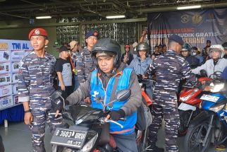Naik Kapal Perang, Ratusan Pemudik Tujuan Jateng Tiba di Pelabuhan Tanjung Emas - JPNN.com Jateng