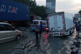 Menjelang Lebaran, Jalan Kaligawe Semarang Banjir Lagi, Ketinggian Capai 40 Cm - JPNN.com Jateng