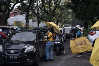 Intip Keseruan Naslem Bagikan Pie Nastar Gratis untuk Pemudik di Bandung - JPNN.com Jabar