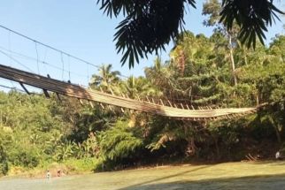 Detik-Detik Jembatan Gantung yang Dilintasi 15 Warga Roboh di Lebak - JPNN.com Banten