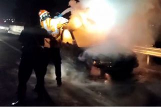 Korsleting Listrik, Mobil Berisi 5 Penumpang Terbakar di Tol Jombang-Mojokerto - JPNN.com Jatim