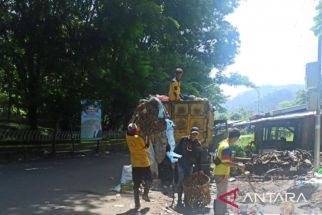 Libur Lebaran Usai, DLH Sukabumi Fokus Bersihkan Sampah di Sepanjang Jalur Wisata Pantai Selatan - JPNN.com Jabar