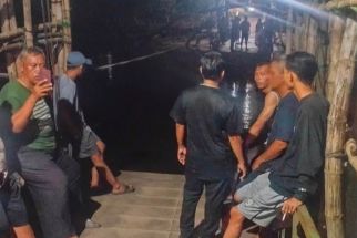 Detik-Detik Ayah & Anak di Gresik Tercebur Sungai Kalimas Saat Naiki Perahu Tambangan - JPNN.com Jatim